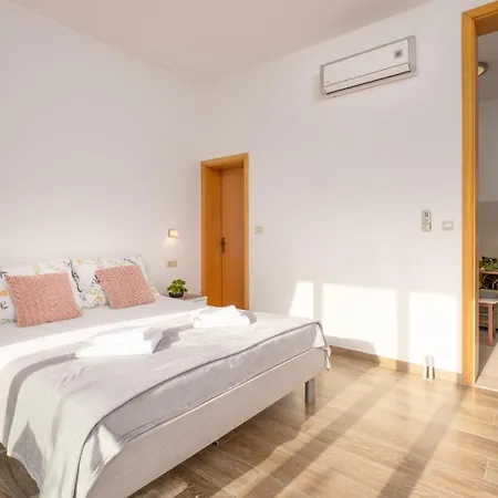 Studio Apartment Brigita Mlini Exterior photo